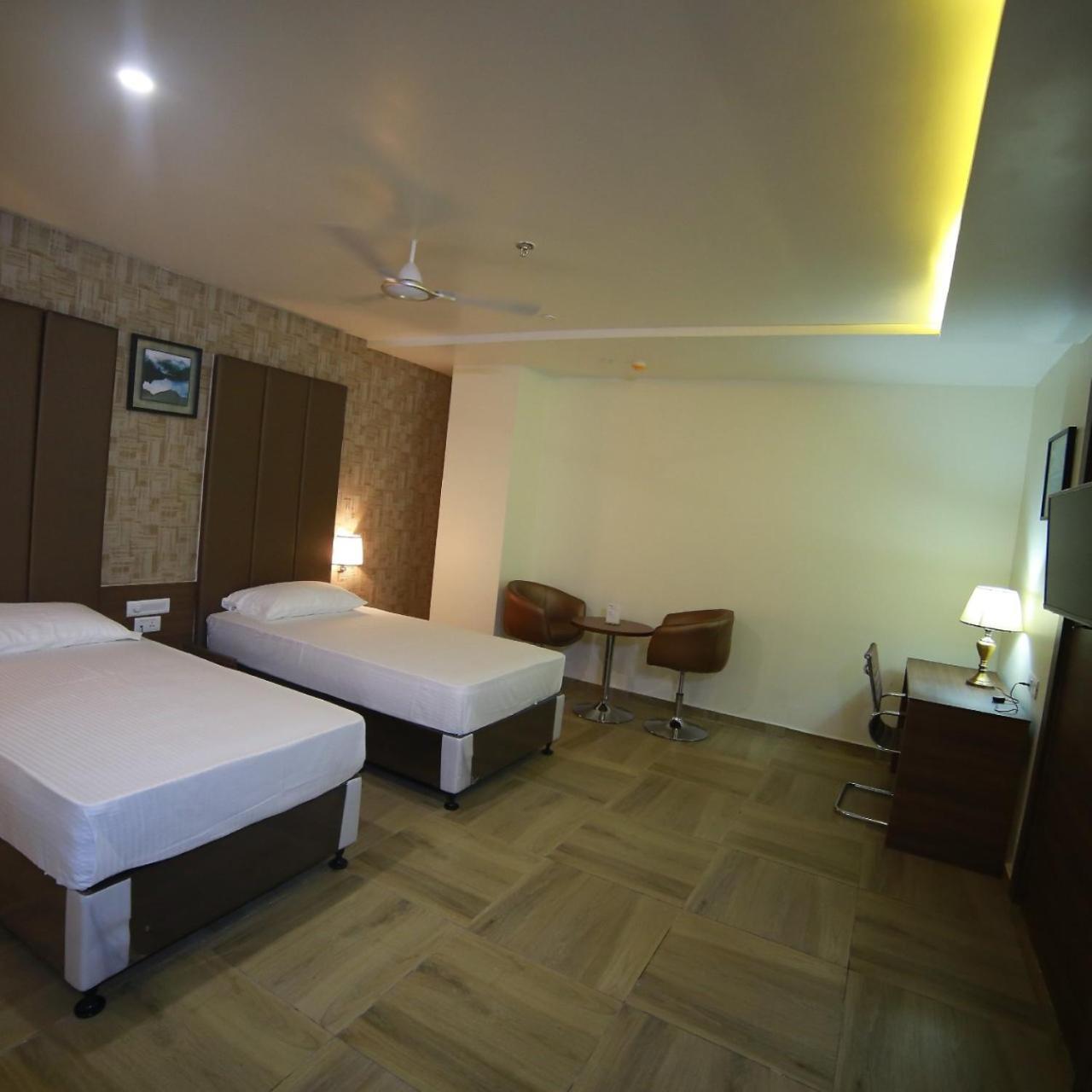 Hotel Svm Grand Medipally Haiderabad Buitenkant foto