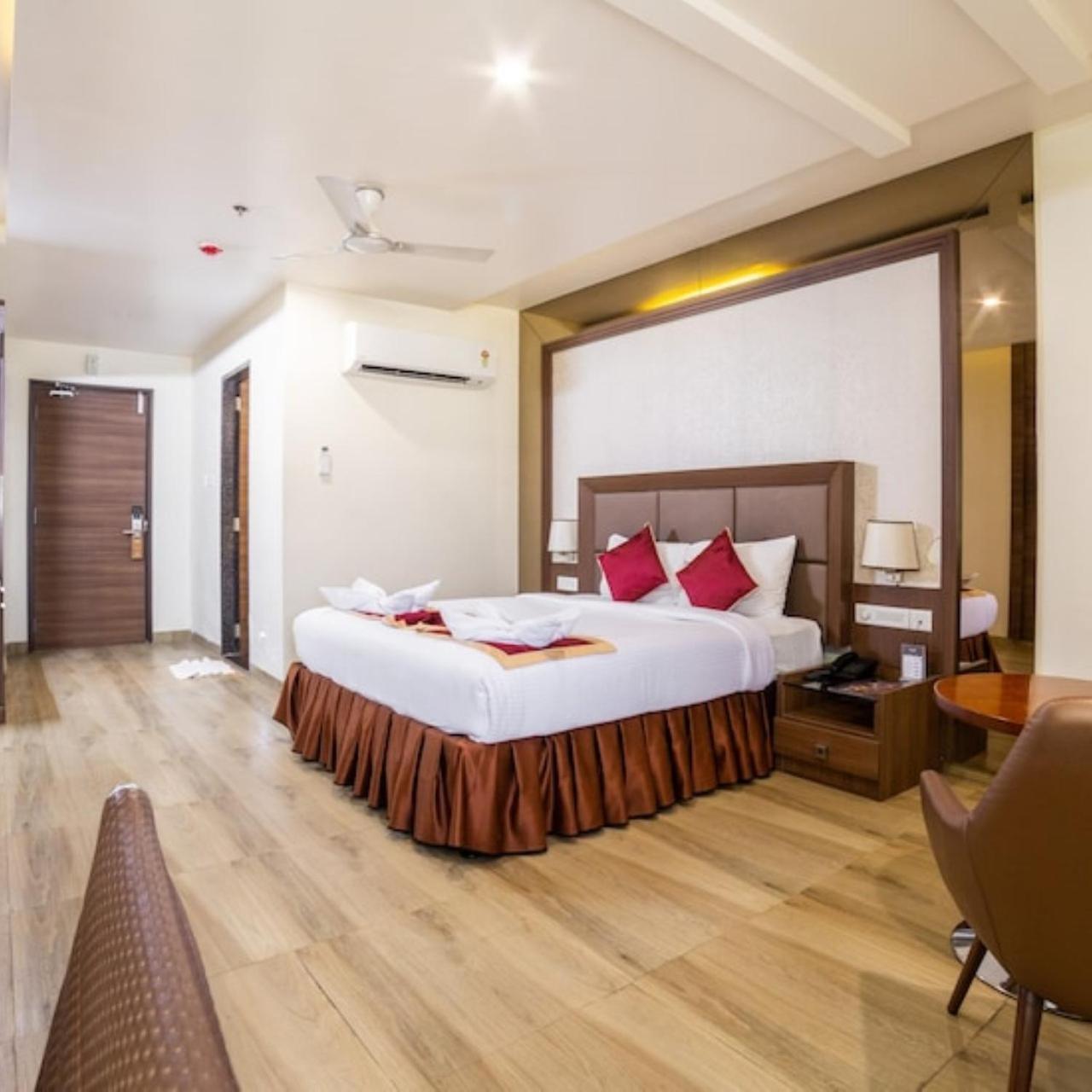 Hotel Svm Grand Medipally Haiderabad Buitenkant foto