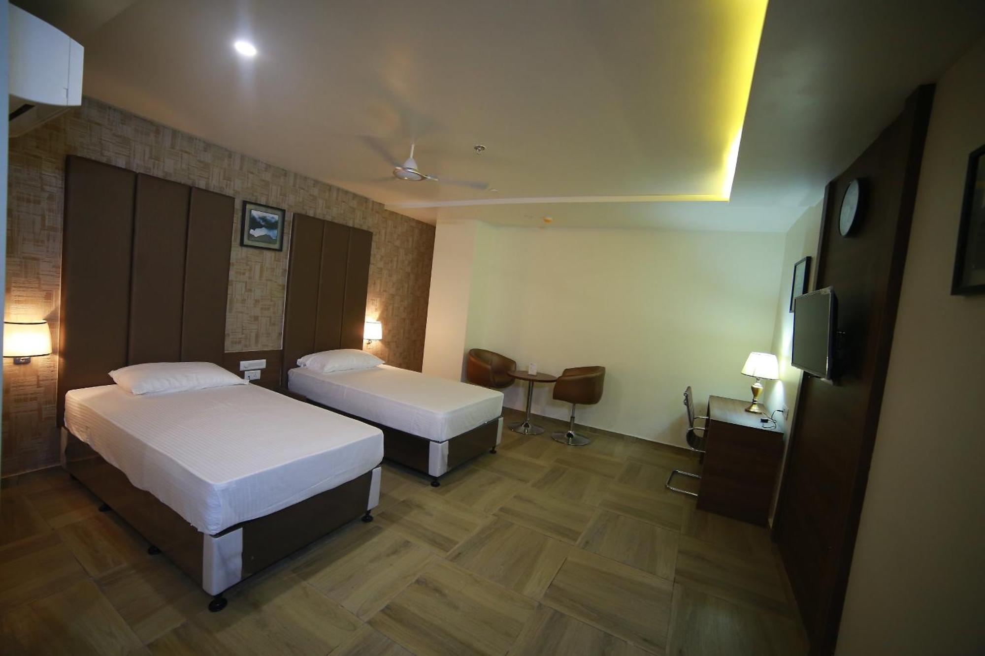 Hotel Svm Grand Medipally Haiderabad Buitenkant foto