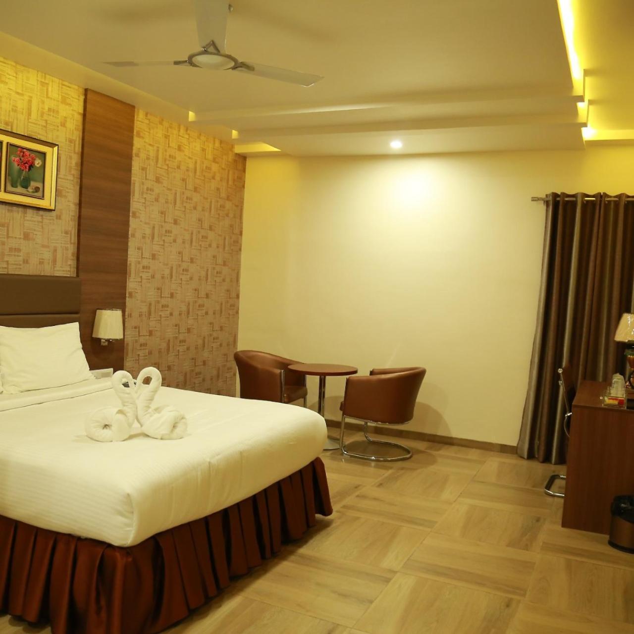 Hotel Svm Grand Medipally Haiderabad Buitenkant foto