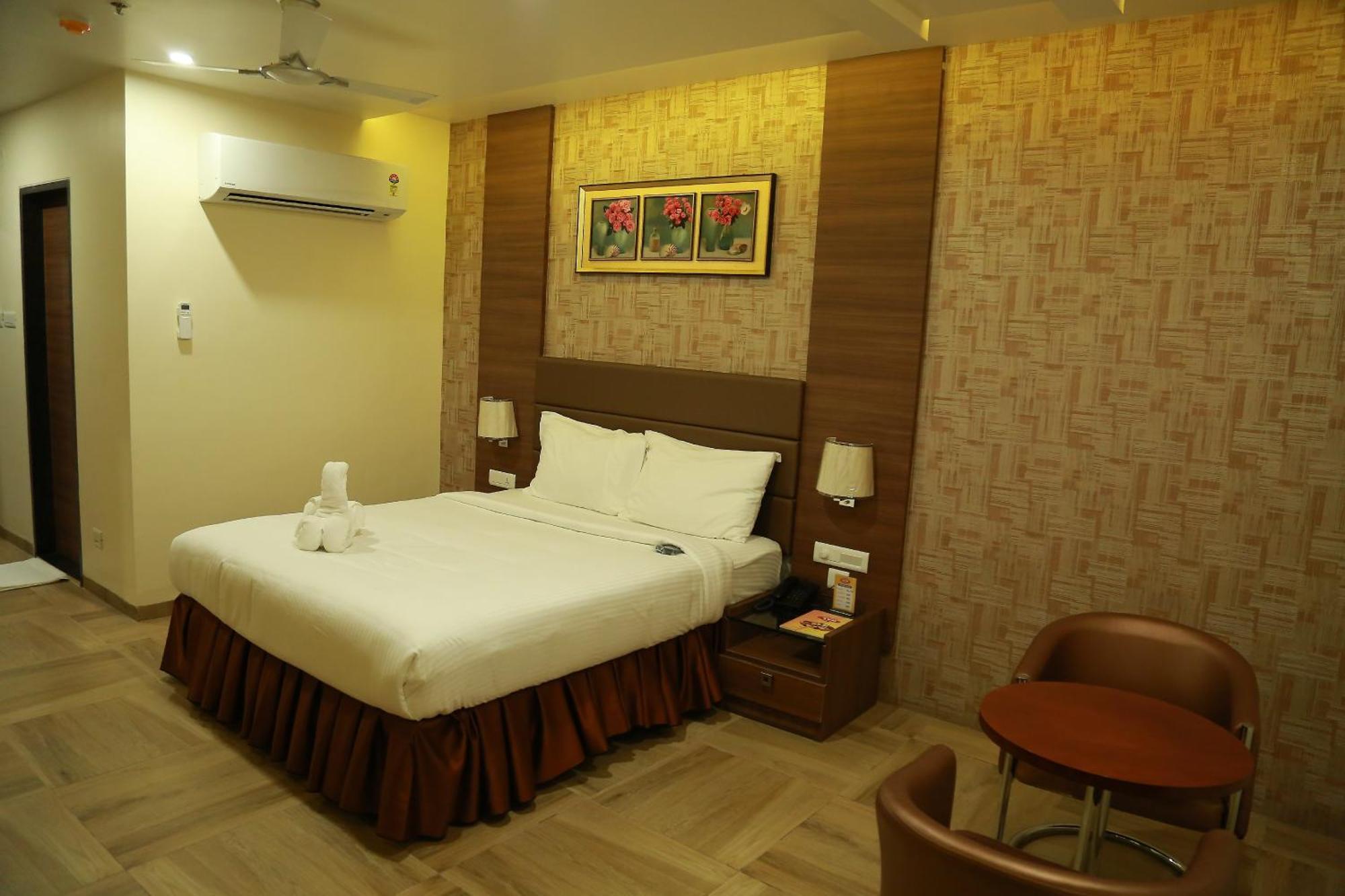 Hotel Svm Grand Medipally Haiderabad Buitenkant foto