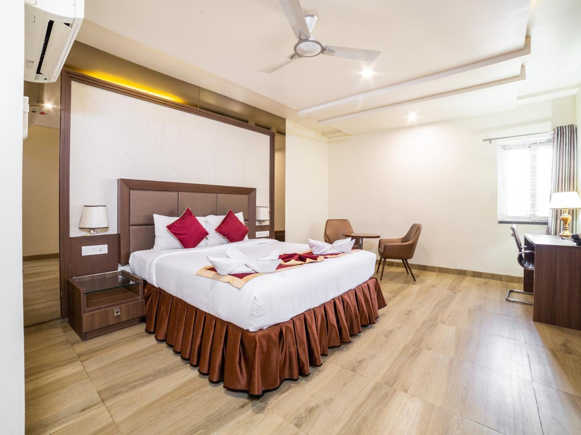 Hotel Svm Grand Medipally Haiderabad Buitenkant foto